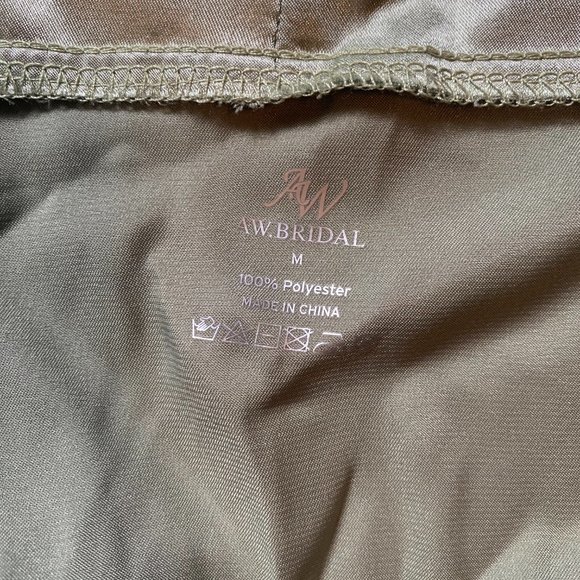 Green robe - Picture 2 of 2